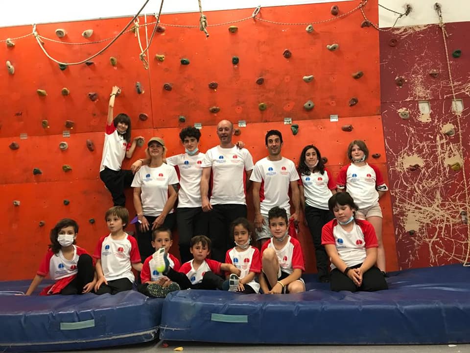 Equipaciones de la Federación Navarra de Espeleología para Sakon Espeleologia Taldea